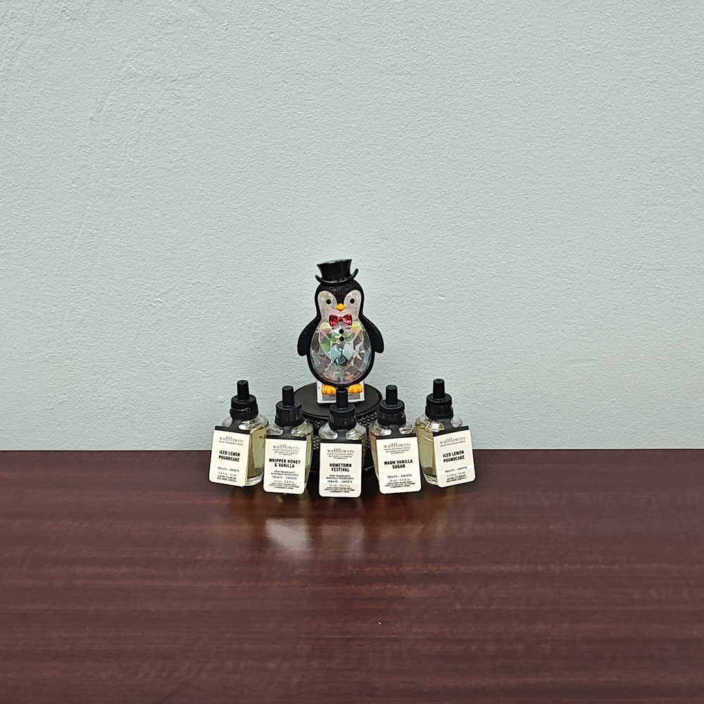 Bath & Body Works White Barn MR.PENGUIN Nightlight + SWEETS & TREATS Wallflowers